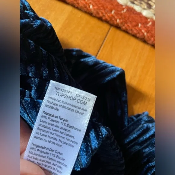 Women’s Top Shop Velvet Longsleeve Crop ( 4 ) - Picture 2 of 5